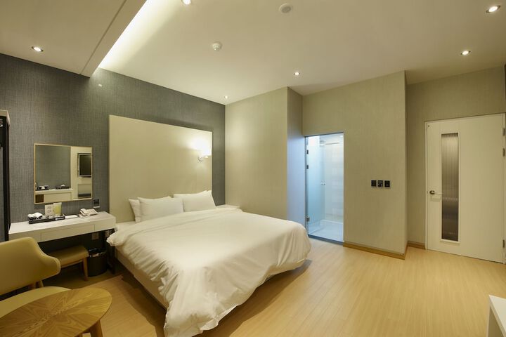 Room 5 of 37