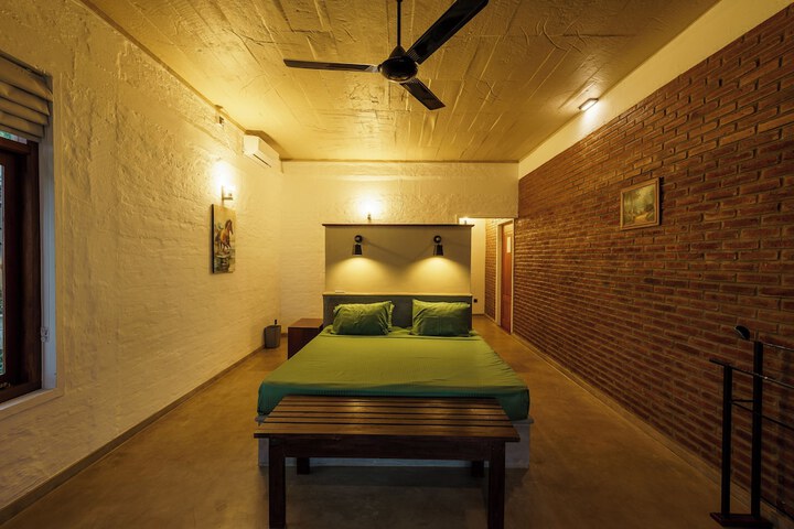 Room 6 of 14