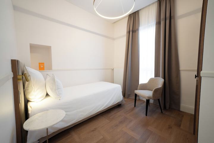 Room 8 of 16