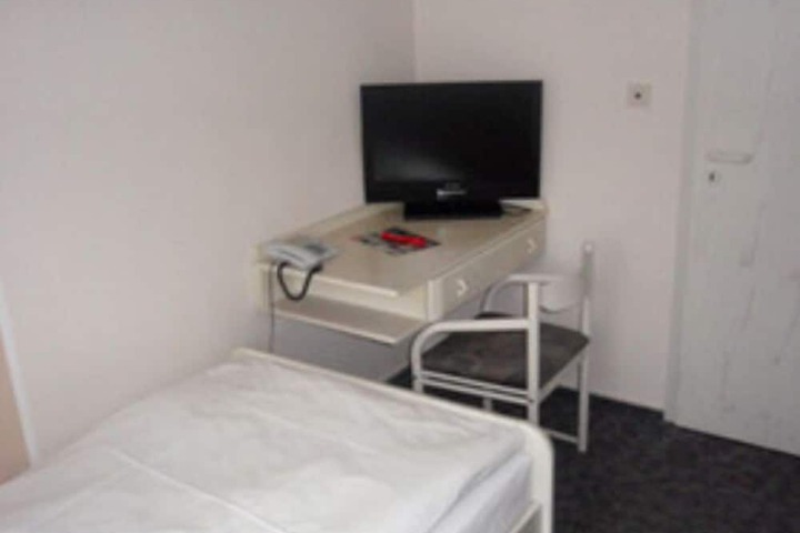 Room 5 of 8