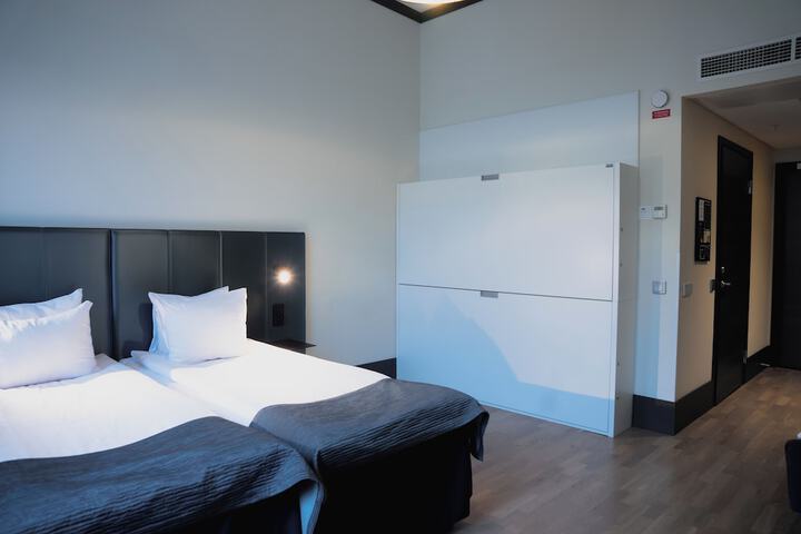 Room 33 of 106