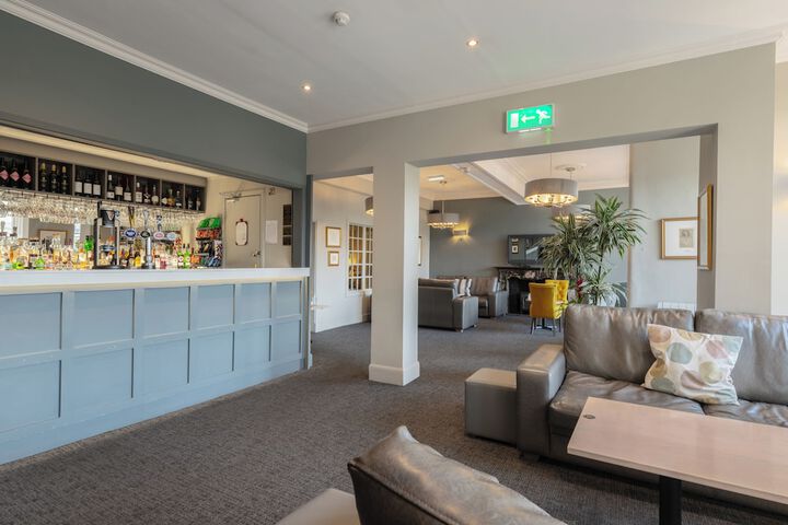 Lounge 54 of 58