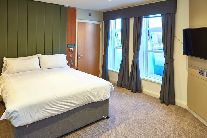 Room 32 of 59