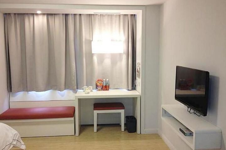 Room 6 of 10