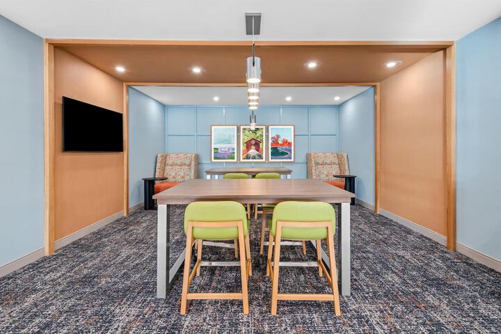 Business Center 32 of 39