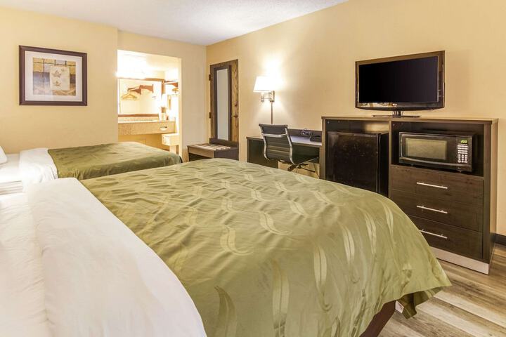 Quadruple Accessible Queen Size Bed (3 of 11)