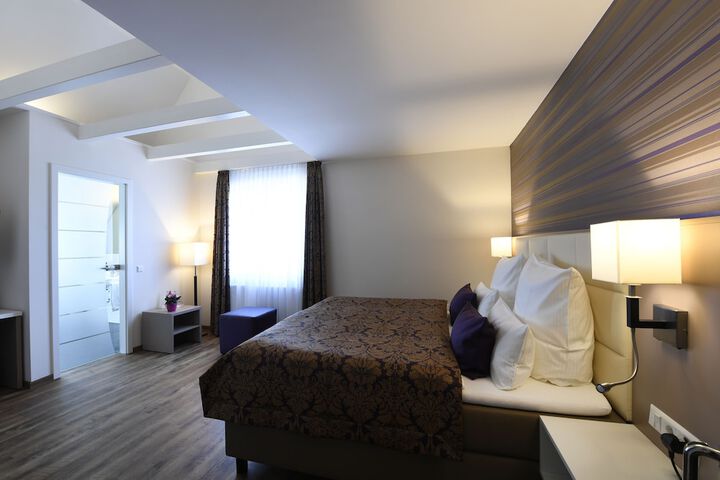 Room 33 of 53