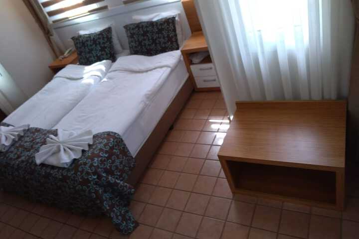Room 42 of 123