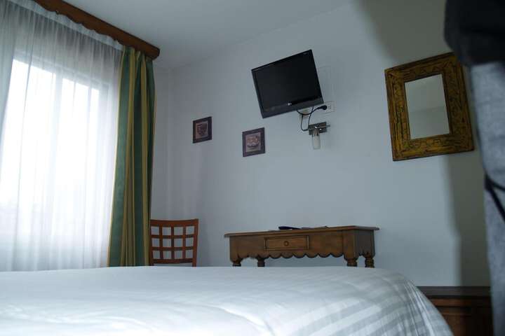 Room 9 of 38
