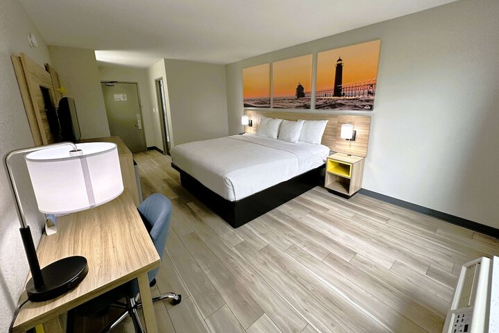 1 King Bed (8 of 17)
