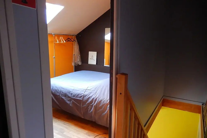 Room 2 of 9