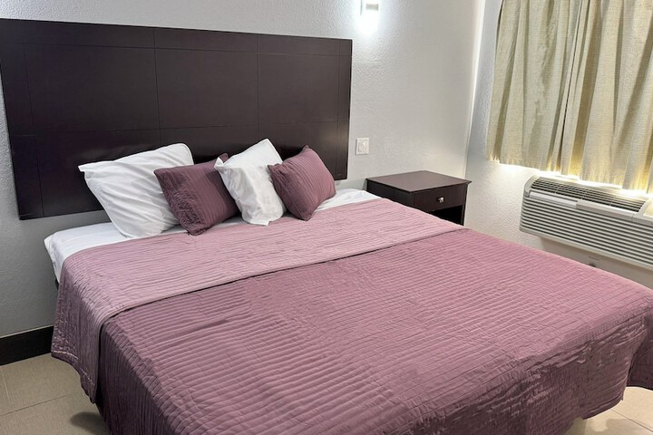 1 King Bed (12 of 15)
