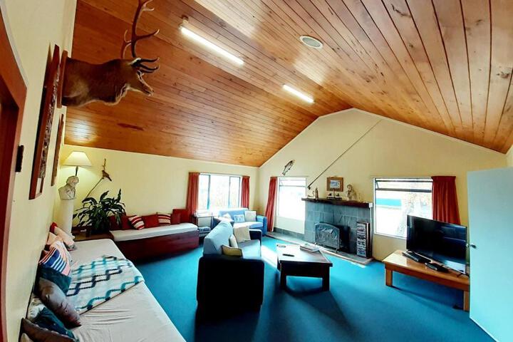 Lounge 2 of 23