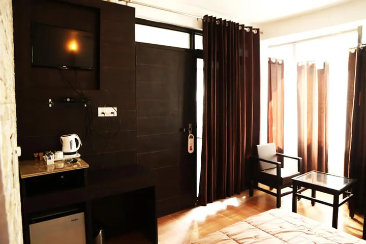 Room 4 of 13