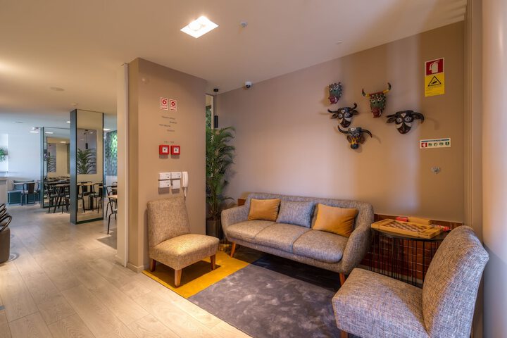 Lounge 85 of 93