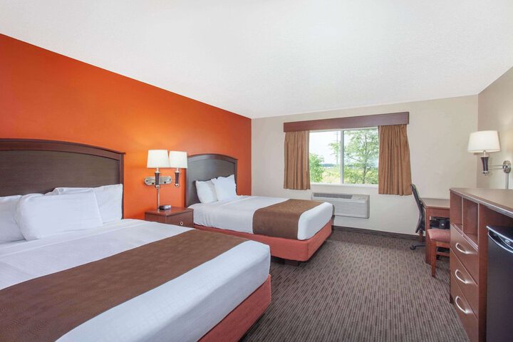 2 Queen Beds Mobility Accessible Deluxe Room Roll in Shower (6 of 11)