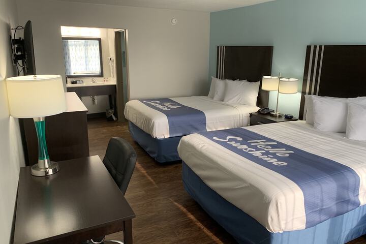 2 Queen Beds (10 of 14)