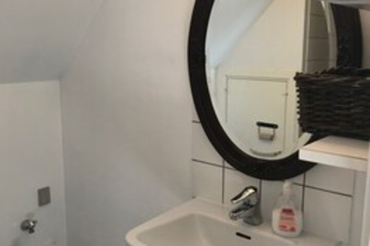 Room 4 of 62
