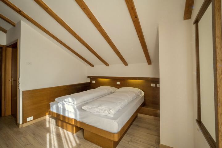 Room 6 of 34
