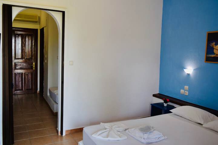 Room 10 of 28