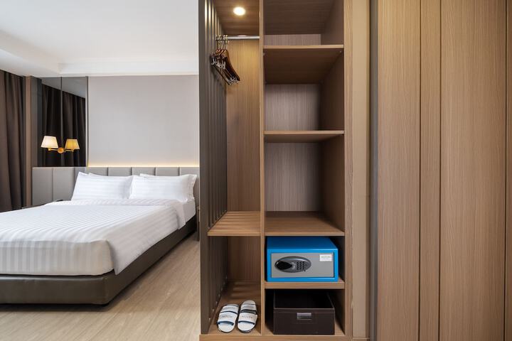 Room 5 of 33
