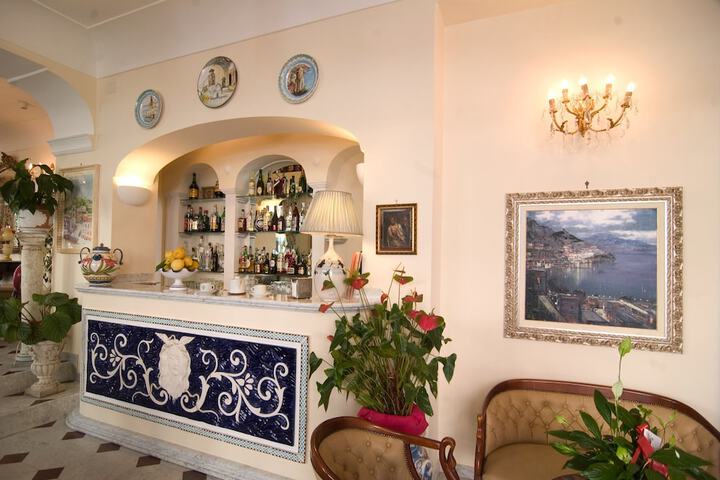 Lounge 65 of 73