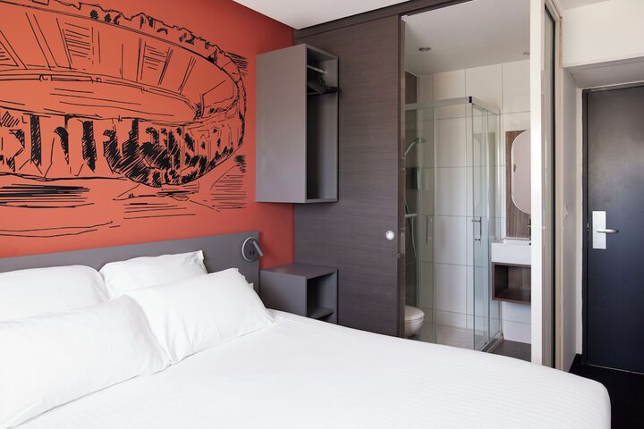Room 8 of 48