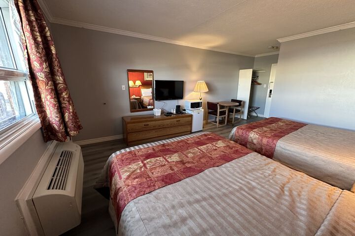 Deluxe Room 1 Queen Bed Refrigerator, Microwave (2 of 5)