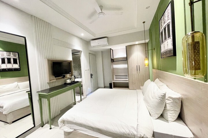 Room 6 of 15