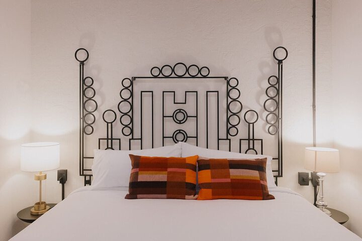 Room 33 of 104