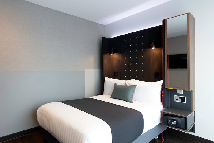 Room 10 of 42