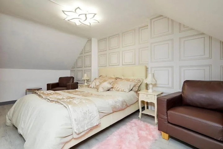 Room 4 of 9