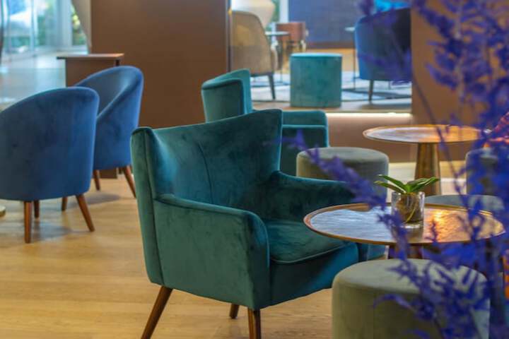 Lounge 52 of 72