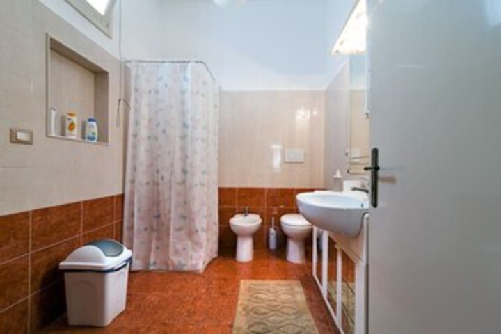 Room 3 of 27