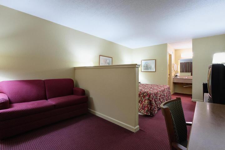 1 King Bed - Free WiFi, Microwave, Minifridge Coffeemaker Balcony Hairdryer (4 of 5)