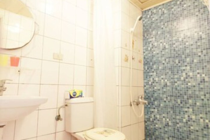 Room 4 of 17