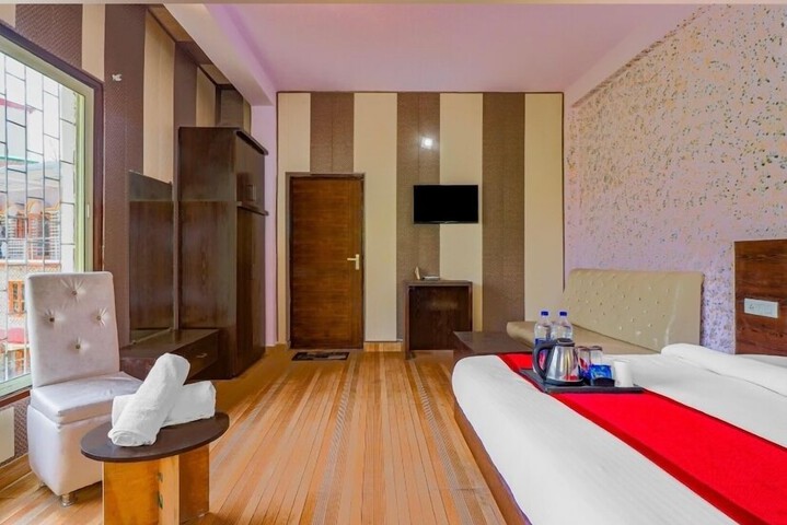 Room 4 of 8