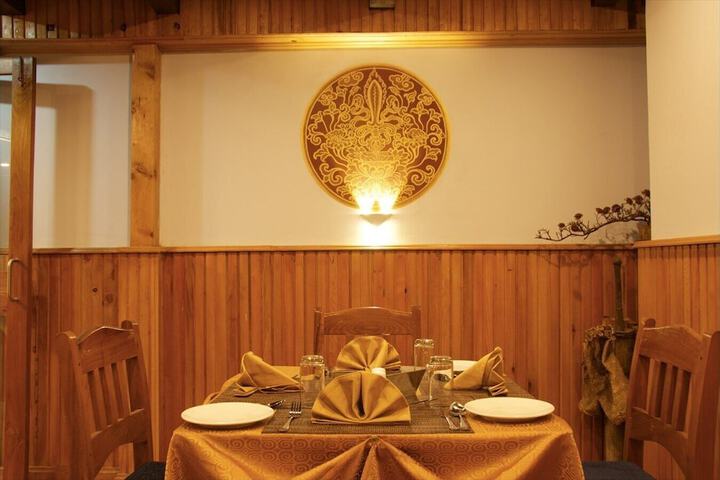 Dining 8 of 15