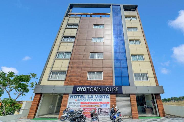 Super OYO 825700 Hotel La Vista
