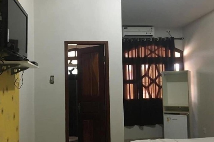 Room 7 of 12