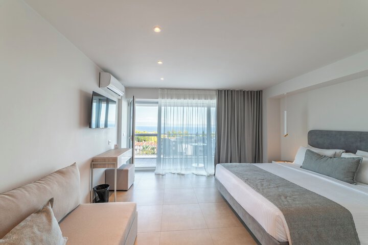 Room 52 of 221
