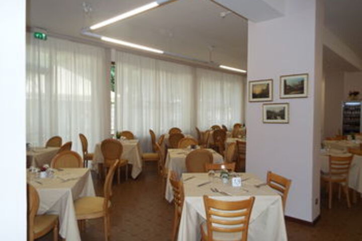 Dining 3 of 7