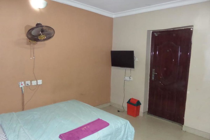 Room 6 of 17