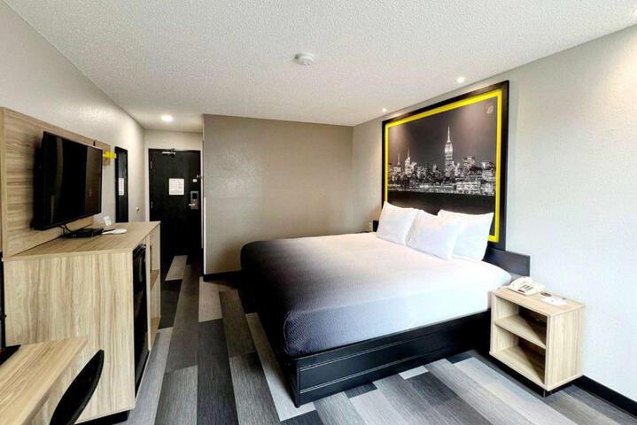 1 King Bed (4 of 8)