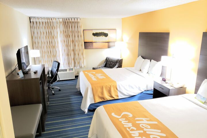 2 Queen Beds (6 of 7)