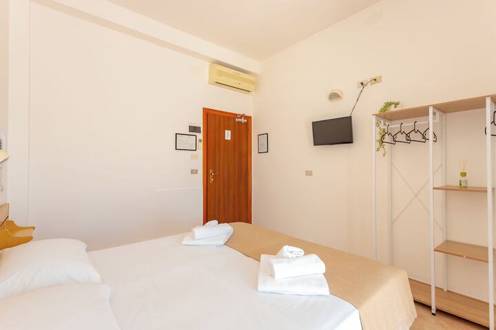 Room 4 of 27