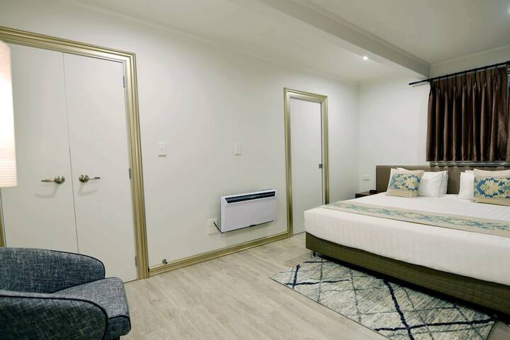 Room 4 of 82