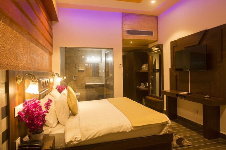 Room 16 of 38