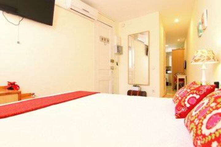 Room 5 of 16