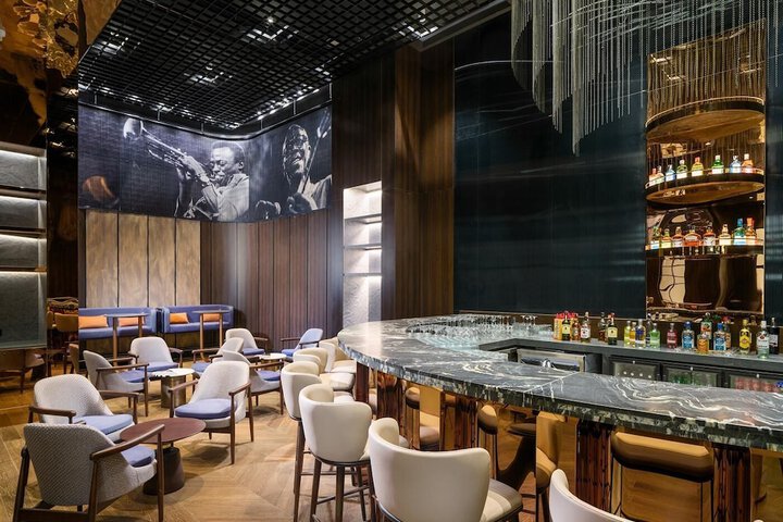 Lounge 613 of 888